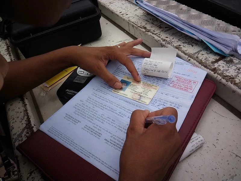 Xử phạt nồng độ cồn: 'Chỉ uống một cốc, sao mà say' ảnh 3