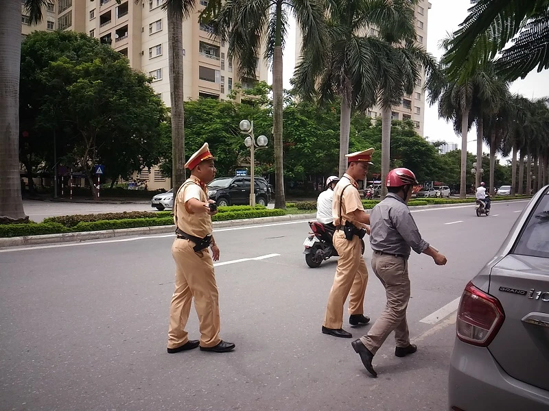 Xử phạt nồng độ cồn: 'Chỉ uống một cốc, sao mà say' ảnh 5