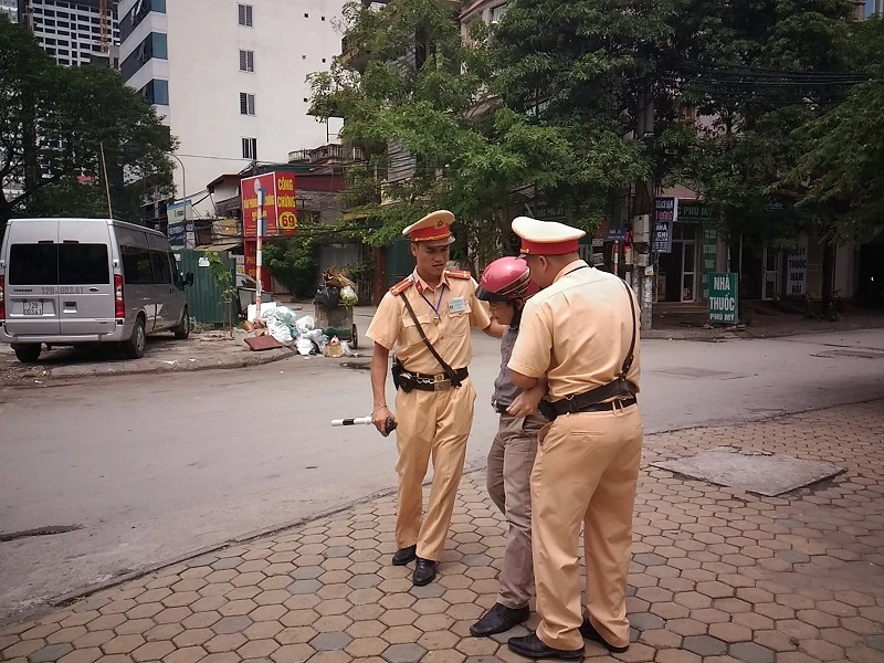 Xử phạt nồng độ cồn: 'Chỉ uống một cốc, sao mà say' ảnh 6