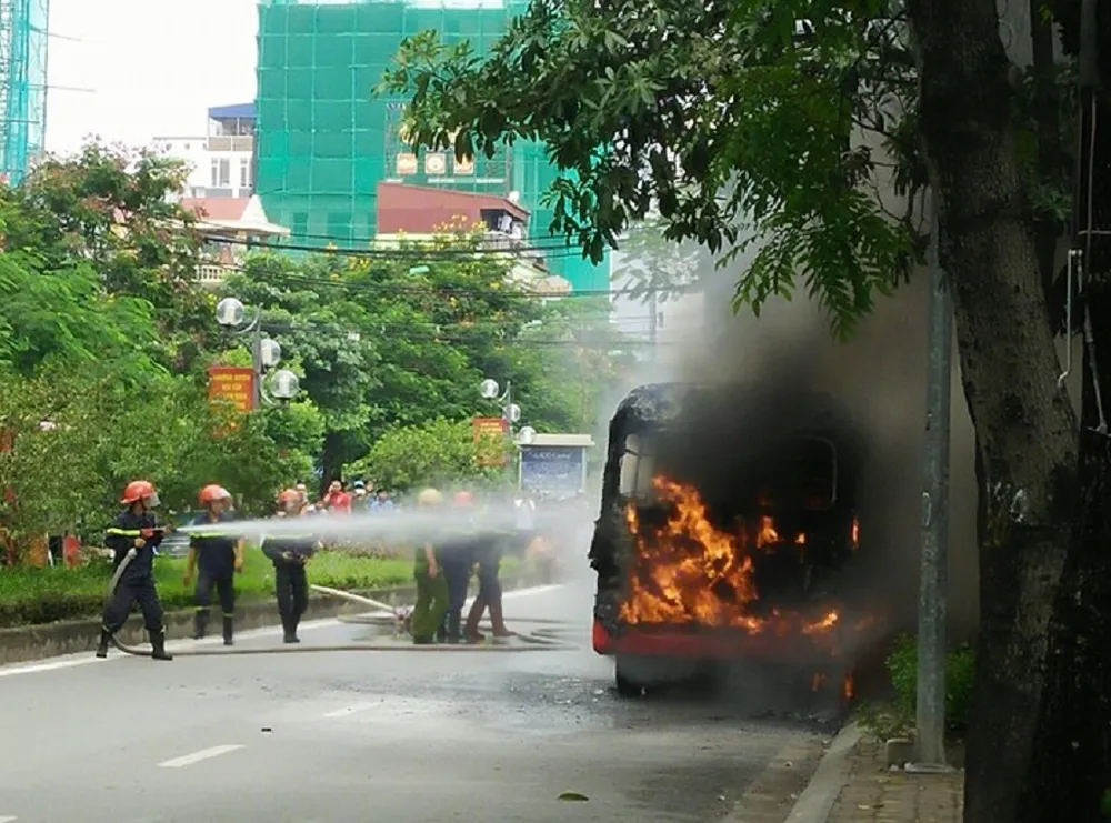 Xe buýt đang chạy, bất ngờ nổ rồi bốc cháy ngùn ngụt ảnh 2 Xe buýt đang chạy, bất ngờ nổ rồi bốc cháy ngùn ngụt ảnh 2