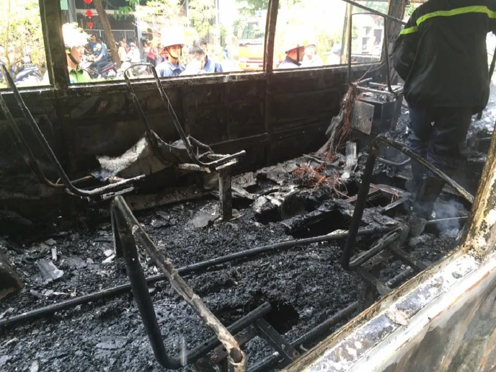 Xe buýt đang chạy, bất ngờ nổ rồi bốc cháy ngùn ngụt ảnh 5 Xe buýt đang chạy, bất ngờ nổ rồi bốc cháy ngùn ngụt ảnh 5