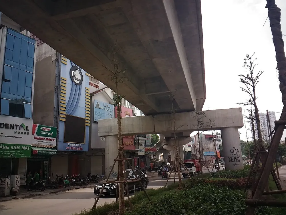 Độc nhất vô nhị: Trồng cây dưới… gầm đường sắt ảnh 2