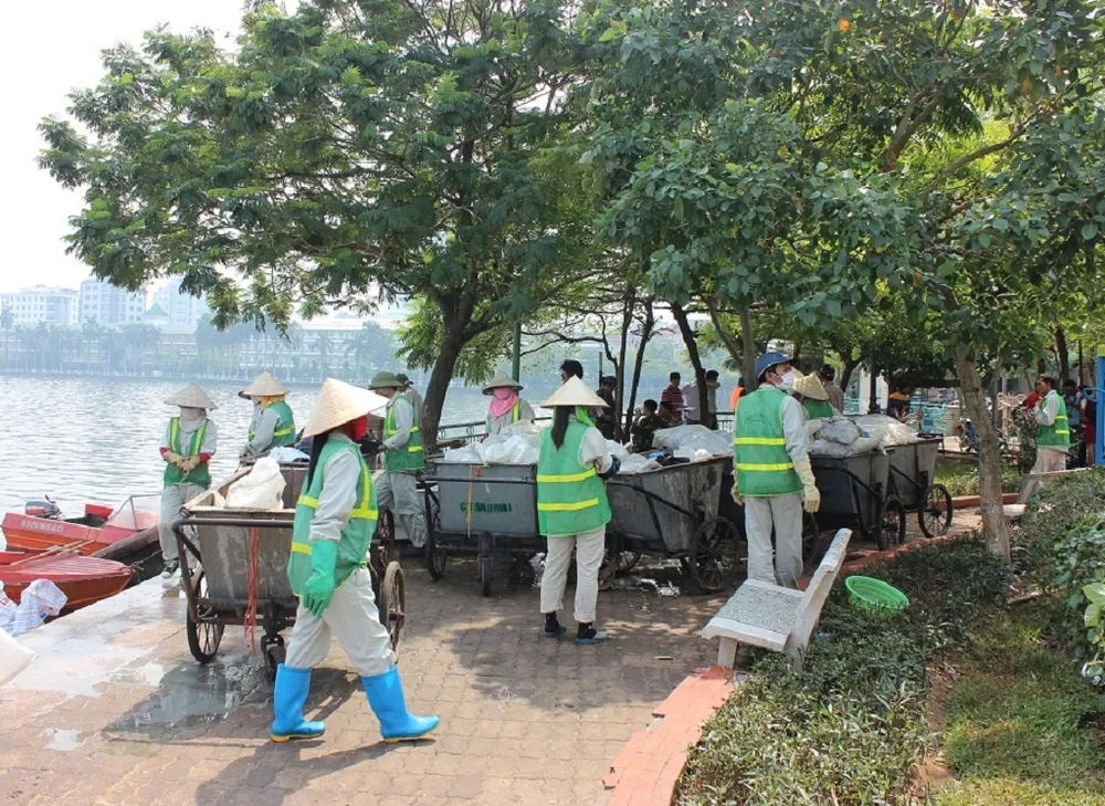 Hồ Tây không còn cá chết nhưng mùi thối vẫn nồng nặc ảnh 2 Hồ Tây không còn cá chết nhưng mùi thối vẫn nồng nặc ảnh 2