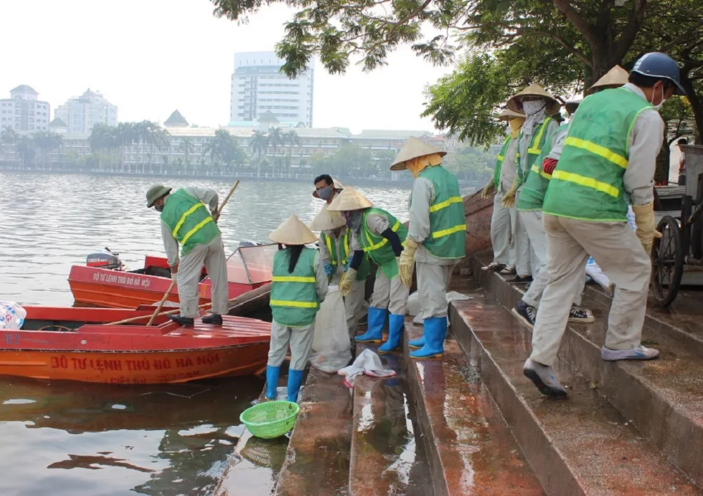 Hồ Tây không còn cá chết nhưng mùi thối vẫn nồng nặc ảnh 1 Hồ Tây không còn cá chết nhưng mùi thối vẫn nồng nặc ảnh 1