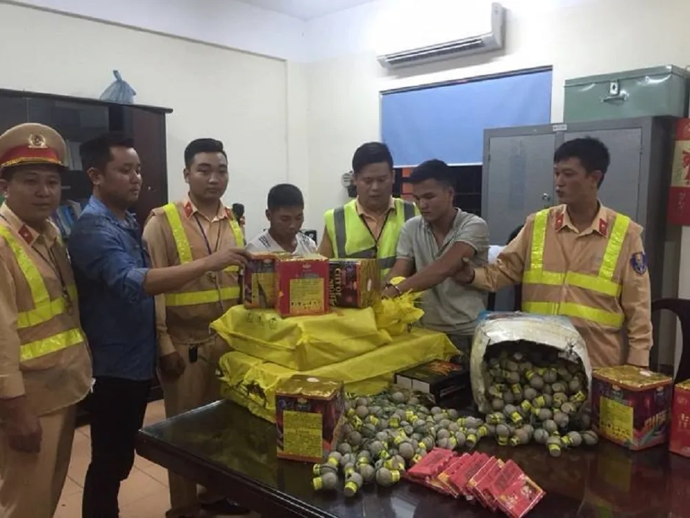 Bắt 1 xe chở hơn 63 ký pháo lậu ảnh 1 Bắt 1 xe chở hơn 63 ký pháo lậu ảnh 1