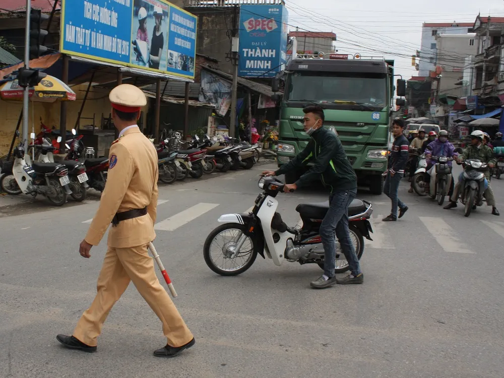'Giật mình' khi thấy CSGT, nam thanh niên ngã ra đường ảnh 6