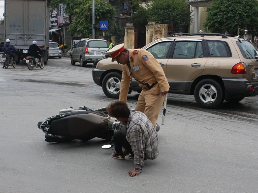 'Giật mình' khi thấy CSGT, nam thanh niên ngã ra đường ảnh 4