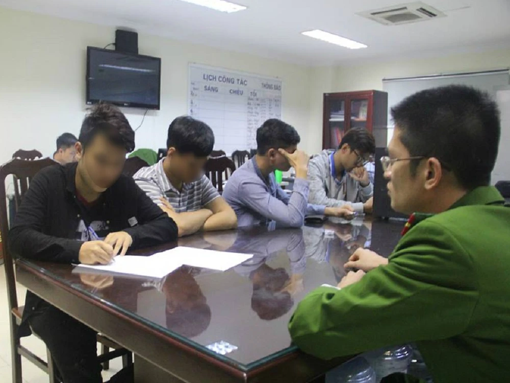 Bị cảnh sát “sờ gáy” vì quay clip “đốt bom” kiếm tiền ảnh 2