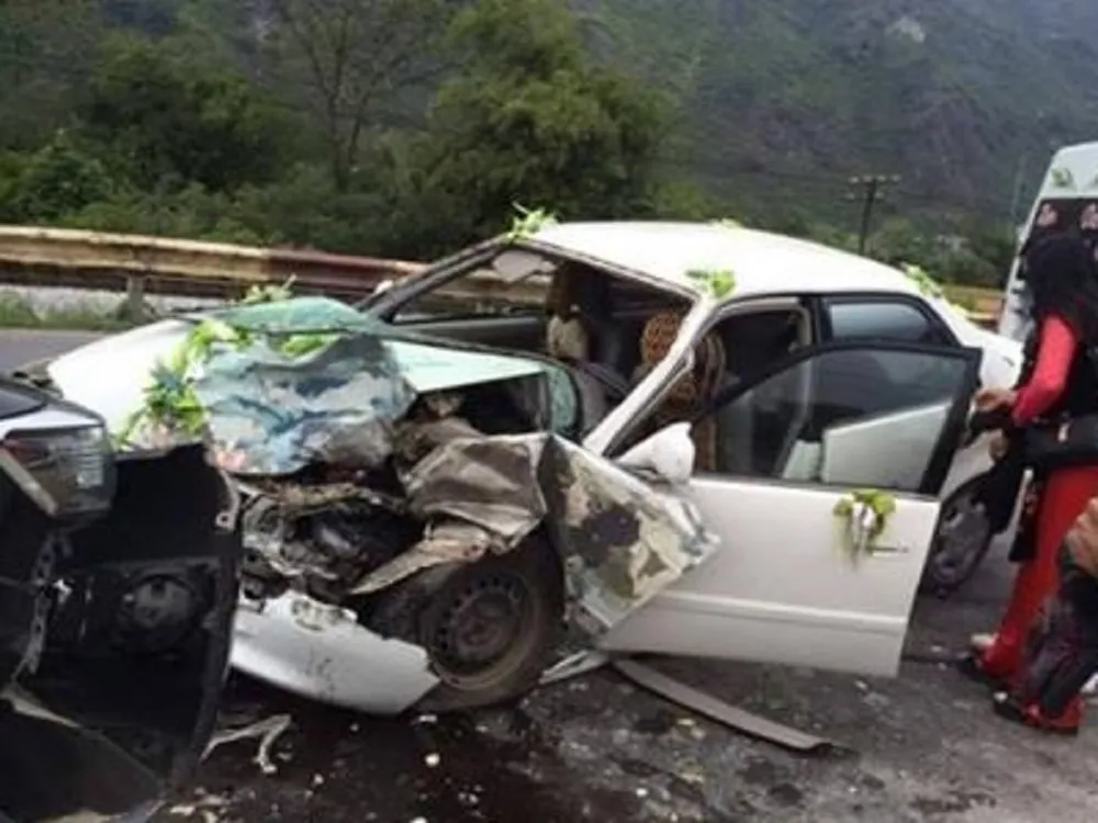 Cô dâu, chú rể gặp tai nạn đúng ngày cưới ảnh 2 Cô dâu, chú rể gặp tai nạn đúng ngày cưới ảnh 2