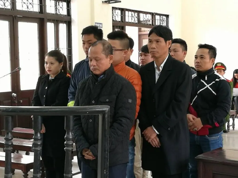 Minh "sâm" cùng các đồng phạm tại phiên tòa ngày 25-11