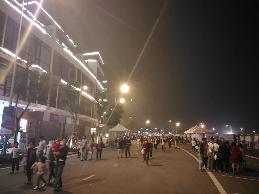 Giới trẻ Hà Nội 'phát cuồng' với lễ hội đèn lồng ảnh 12