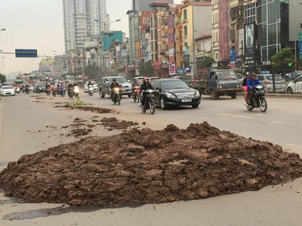 Dính dầu loang, xe ngã la liệt tại hầm Kim Liên ảnh 2 Dính dầu loang, xe ngã la liệt tại hầm Kim Liên ảnh 2