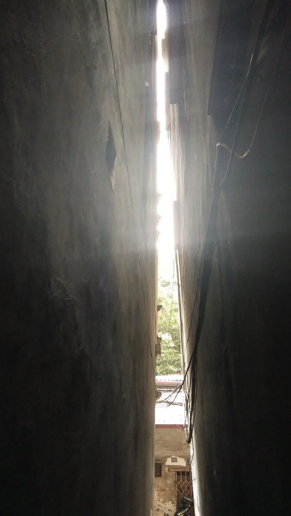 Hà Nội: Khiếp vía ngôi nhà nghiêng... 60 cm chờ đổ sập ảnh 2