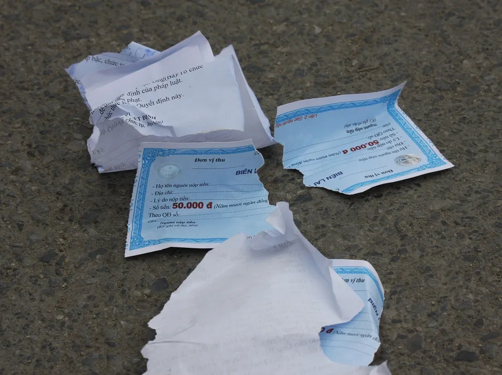 Bị CSGT xử phạt, người đàn ông xé quyết định xử phạt ảnh 3 Bị CSGT xử phạt, người đàn ông xé quyết định xử phạt ảnh 3