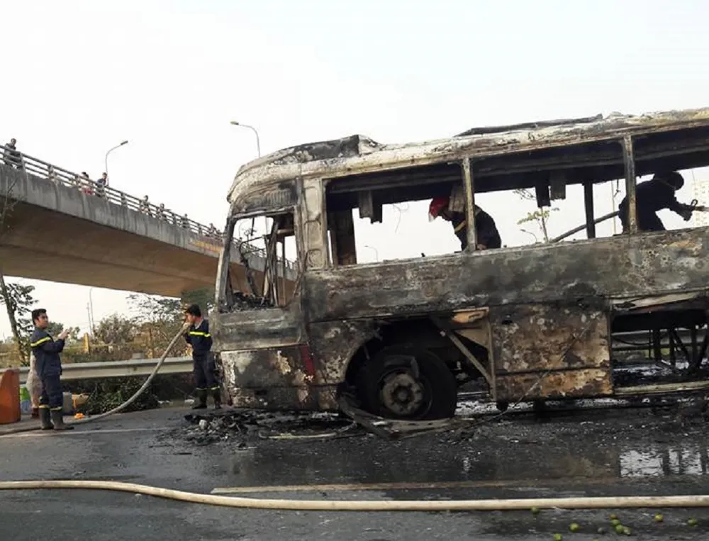 Xe khách cháy trơ khung trên đại lộ Thăng Long ảnh 2