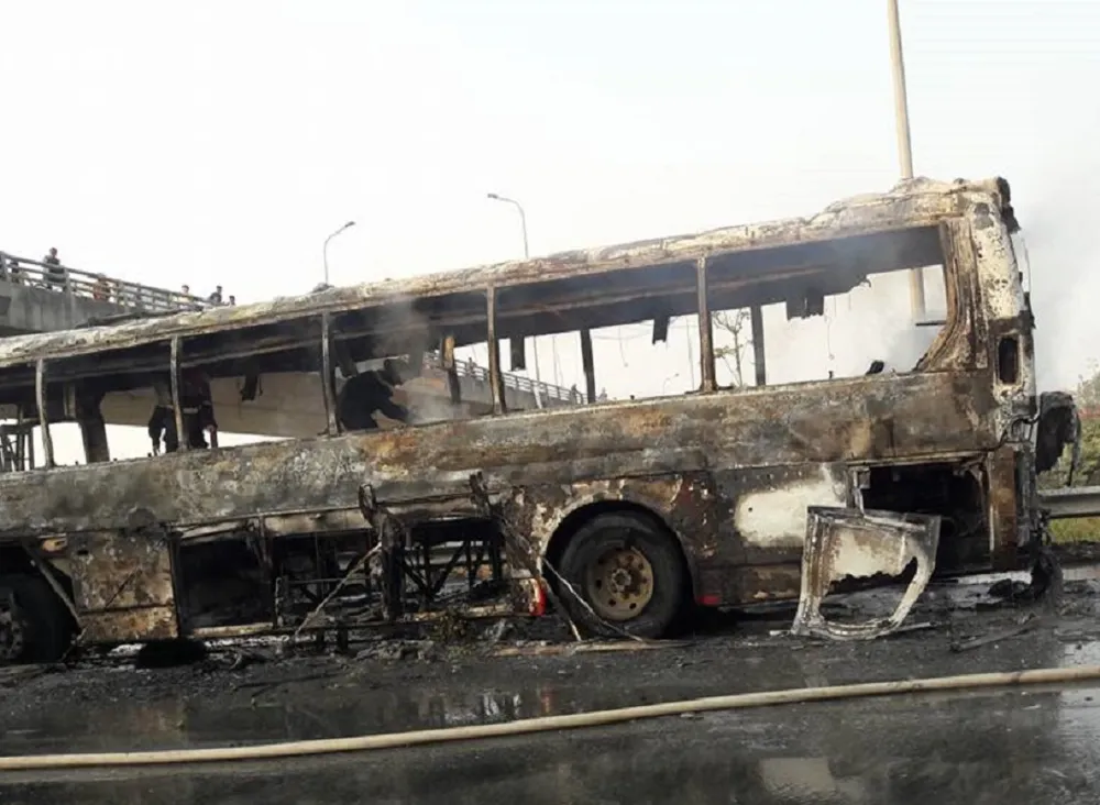 Xe khách cháy trơ khung trên đại lộ Thăng Long ảnh 3