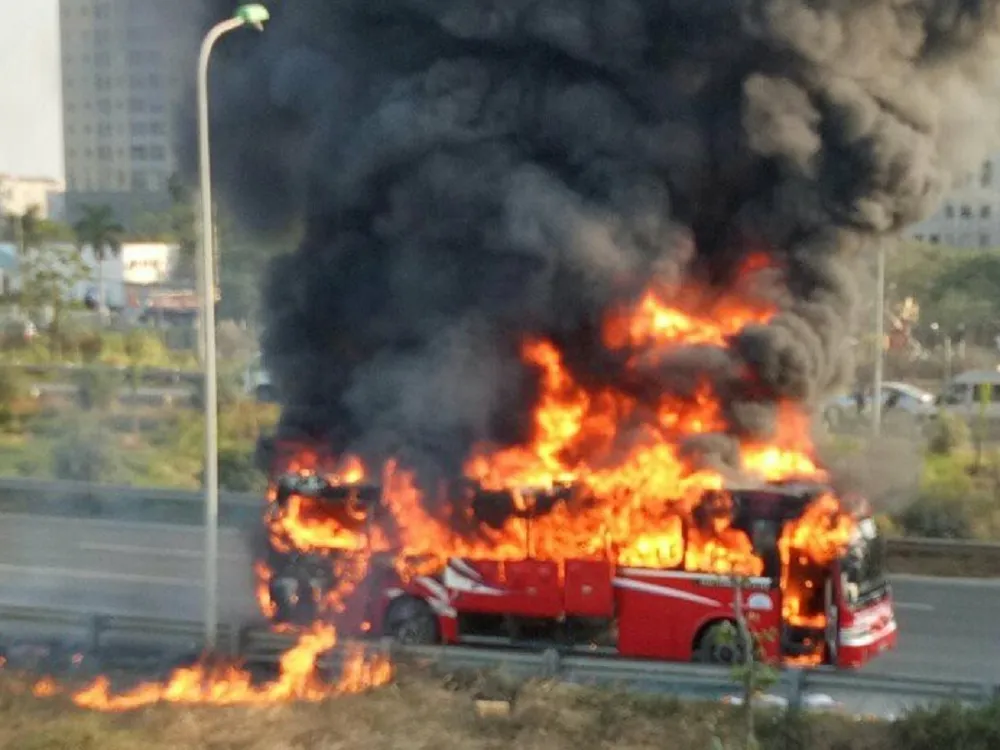 Xe khách cháy trơ khung trên đại lộ Thăng Long ảnh 1