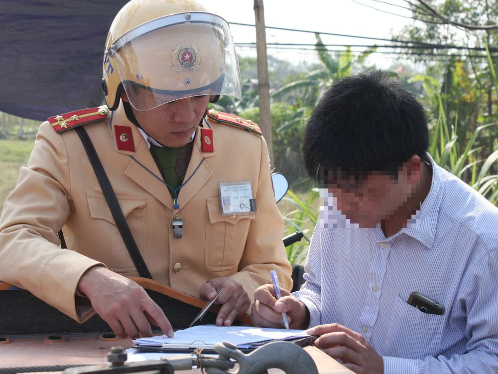 CSGT hóa trang xử lý xe khách nhồi nhét người dân ảnh 1