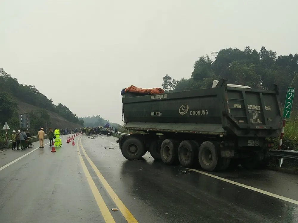 Tai nạn kinh hoàng trên cao tốc, tài xế tử vong tại chỗ ảnh 2 Tai nạn kinh hoàng trên cao tốc, tài xế tử vong tại chỗ ảnh 2