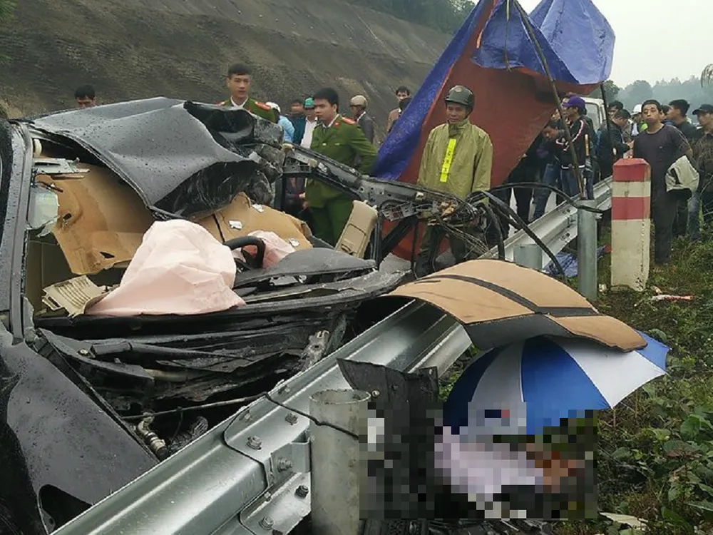 Tai nạn kinh hoàng trên cao tốc, tài xế tử vong tại chỗ ảnh 1 Tai nạn kinh hoàng trên cao tốc, tài xế tử vong tại chỗ ảnh 1