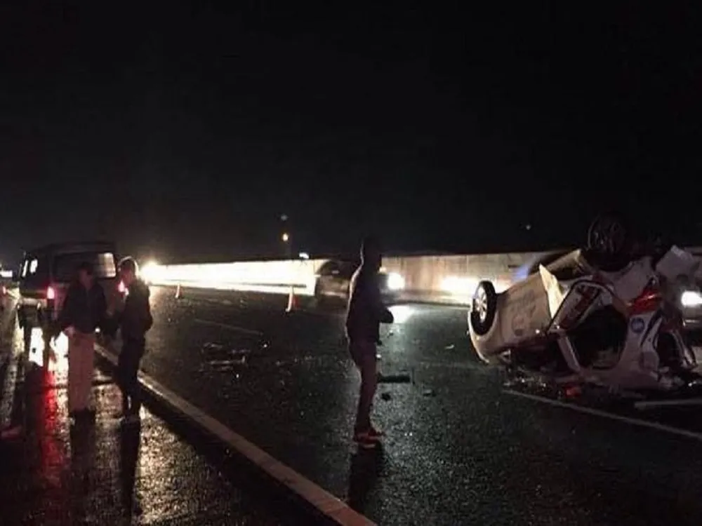 Xe 16 chỗ tông taxi lật ngửa, nhiều người nhập viện ảnh 1