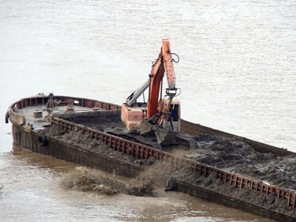 CSGT bị điều chuyển vì không kiên quyết xử lý 'bùn tặc' ảnh 1 CSGT bị điều chuyển vì không kiên quyết xử lý 'bùn tặc' ảnh 1