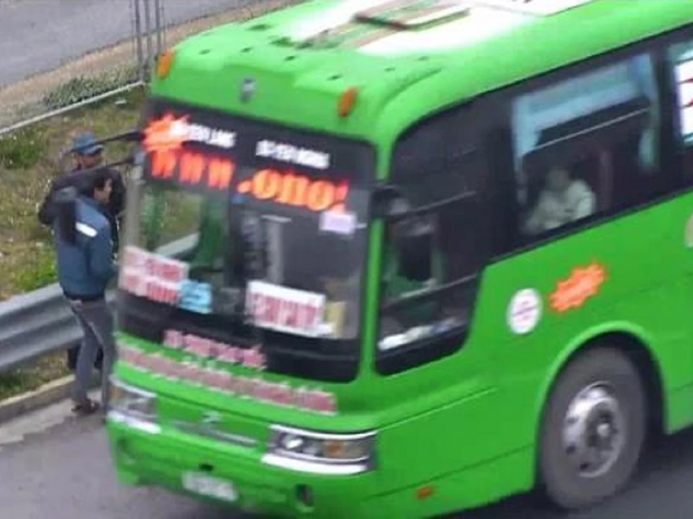 Phạt 11 triệu đồng tài xế đón khách trên cao tốc ảnh 1