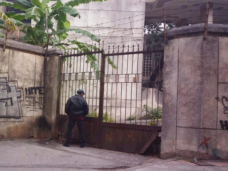 Hà Nội: 2 bác tài xe ôm bị phạt 4 triệu vì tiểu bậy ảnh 1