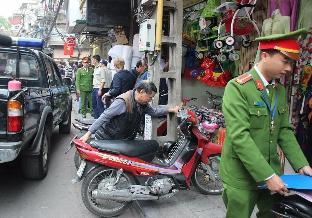 Dẹp loạn vỉa hè: Bộ Công an vào cuộc ảnh 1 Dẹp loạn vỉa hè: Bộ Công an vào cuộc ảnh 1
