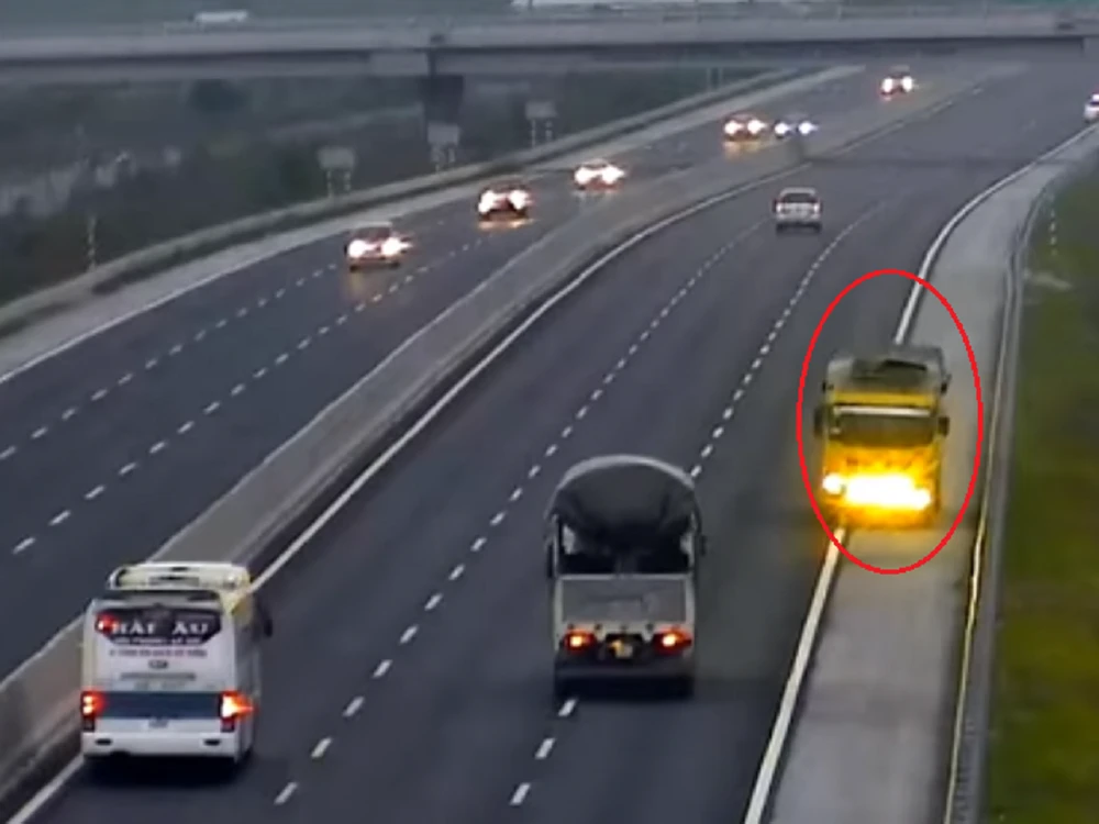 Tước giấy phép tài xế xe tải chạy ngược chiều cao tốc ảnh 1