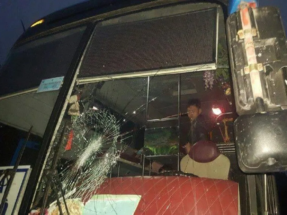 Giành khách, đập vỡ kính, đánh trọng thương tài xế ảnh 1 Giành khách, đập vỡ kính, đánh trọng thương tài xế ảnh 1