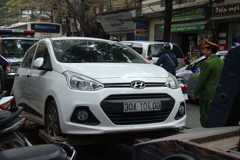 Công an Hà Nội cẩu xe, phạt người vứt rác trên vỉa hè ảnh 11