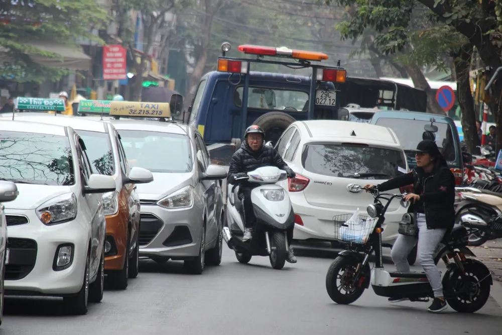 Công an Hà Nội cẩu xe, phạt người vứt rác trên vỉa hè ảnh 12