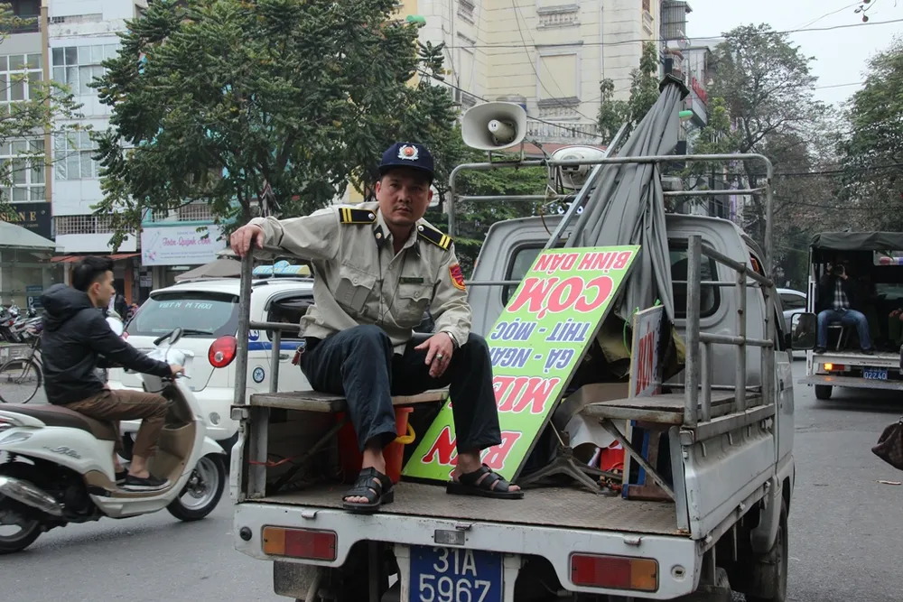 Công an Hà Nội cẩu xe, phạt người vứt rác trên vỉa hè ảnh 13
