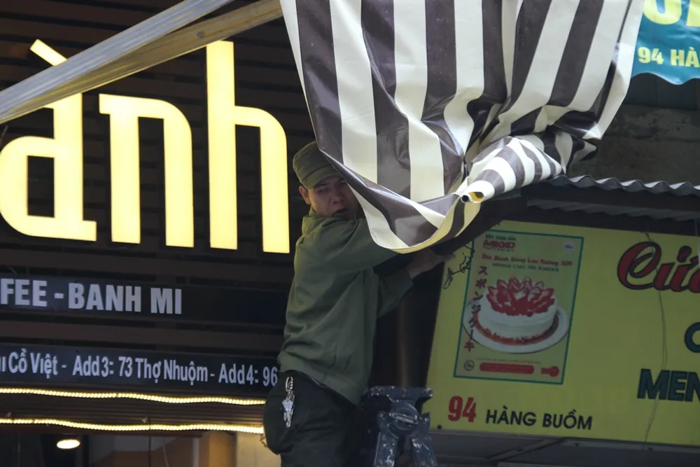 Công an Hà Nội cẩu xe, phạt người vứt rác trên vỉa hè ảnh 2