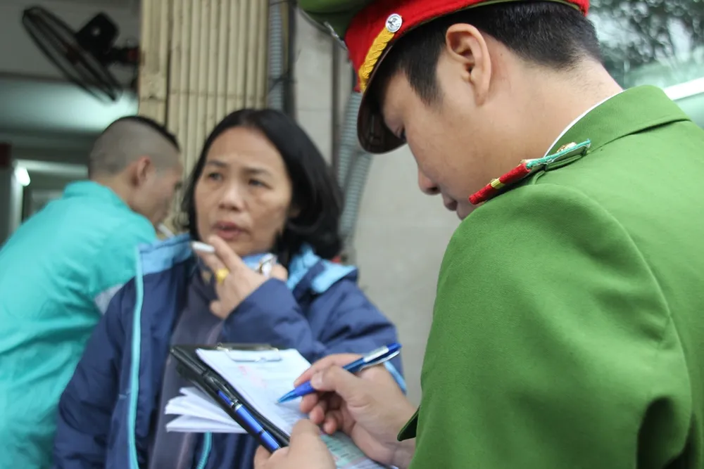 Công an Hà Nội cẩu xe, phạt người vứt rác trên vỉa hè ảnh 3