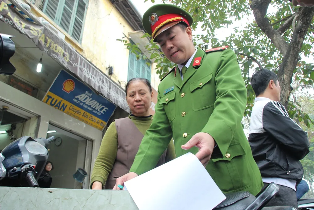 Công an Hà Nội cẩu xe, phạt người vứt rác trên vỉa hè ảnh 4