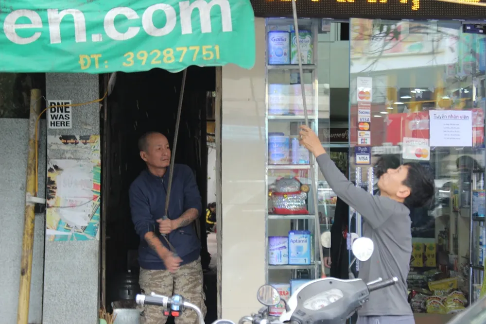 Công an Hà Nội cẩu xe, phạt người vứt rác trên vỉa hè ảnh 7