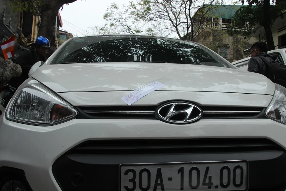 Công an Hà Nội cẩu xe, phạt người vứt rác trên vỉa hè ảnh 10