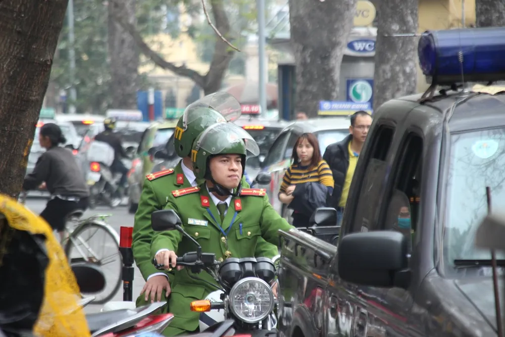 Công an Hà Nội cẩu xe, phạt người vứt rác trên vỉa hè ảnh 1
