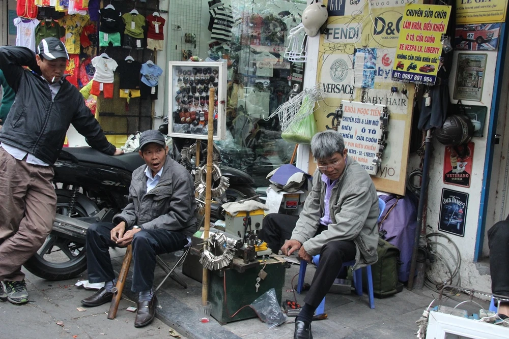 Dẹp loạn vỉa hè: Hôm trước phạt, hôm sau lại bày bán ảnh 11