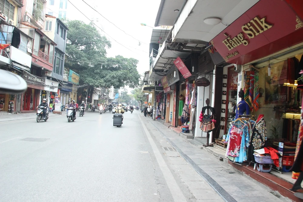 Dẹp loạn vỉa hè: Hôm trước phạt, hôm sau lại bày bán ảnh 13