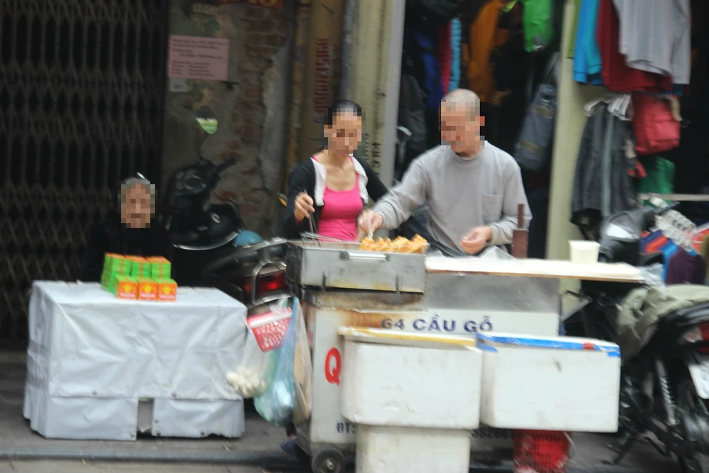Dẹp loạn vỉa hè: Hôm trước phạt, hôm sau lại bày bán ảnh 4