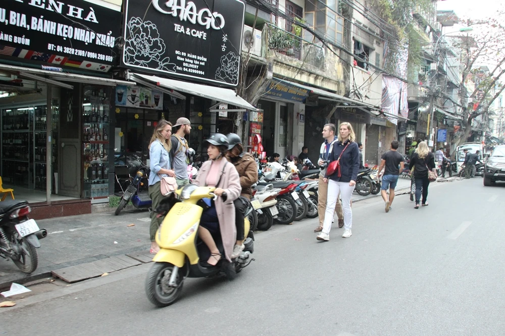 Dẹp loạn vỉa hè: Hôm trước phạt, hôm sau lại bày bán ảnh 2