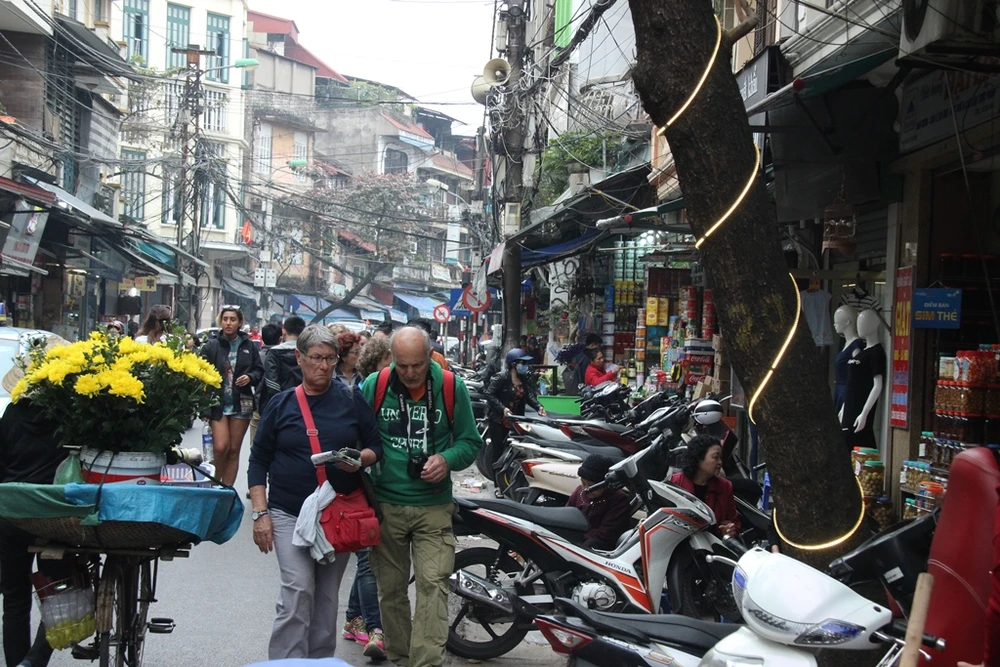 Dẹp loạn vỉa hè: Hôm trước phạt, hôm sau lại bày bán ảnh 7