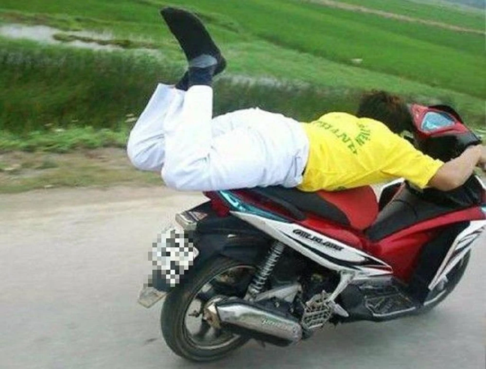 Nằm trên yên xe điều khiển xe