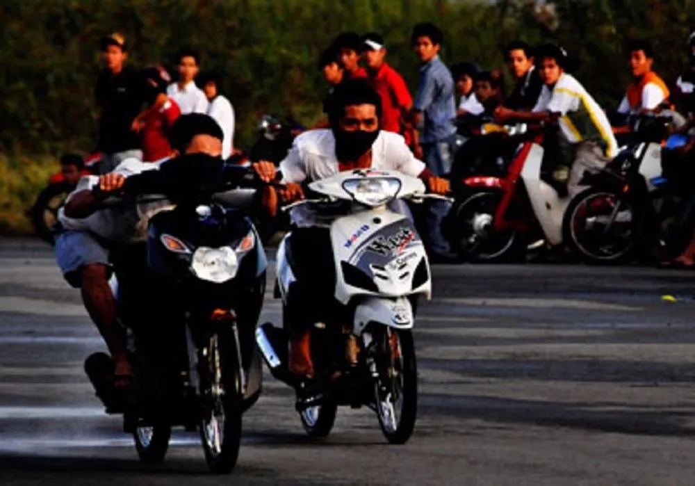 Điều khiển xe thành nhóm từ 02 xe trở lên chạy quá tốc độ quy định