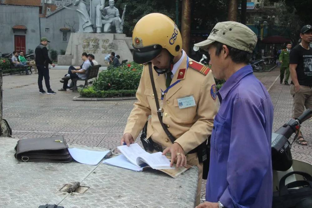 Dừng xích lô hút thuốc lào, bị phạt 70.000 đồng ảnh 3 Dừng xích lô hút thuốc lào, bị phạt 70.000 đồng ảnh 3