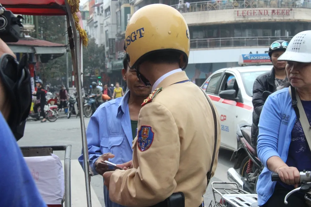 Dừng xích lô hút thuốc lào, bị phạt 70.000 đồng ảnh 2 Dừng xích lô hút thuốc lào, bị phạt 70.000 đồng ảnh 2