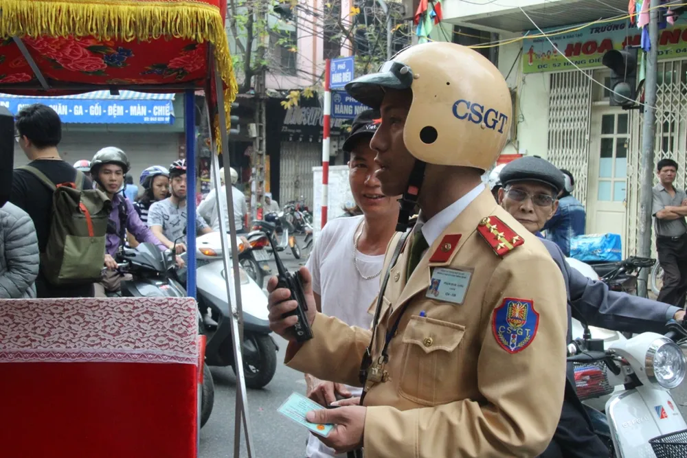 Dừng xích lô hút thuốc lào, bị phạt 70.000 đồng ảnh 1 Dừng xích lô hút thuốc lào, bị phạt 70.000 đồng ảnh 1